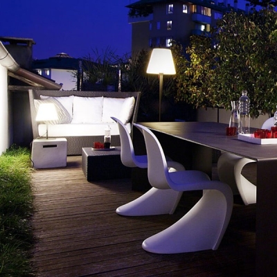 Mise en lumière terrasse avec lampadaire REDO PINO