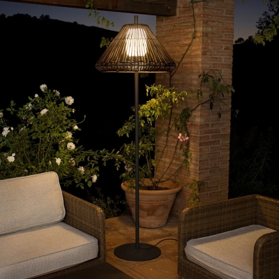 Eclairage salon de jardin avec un lampadaire FARO SAIGON W70